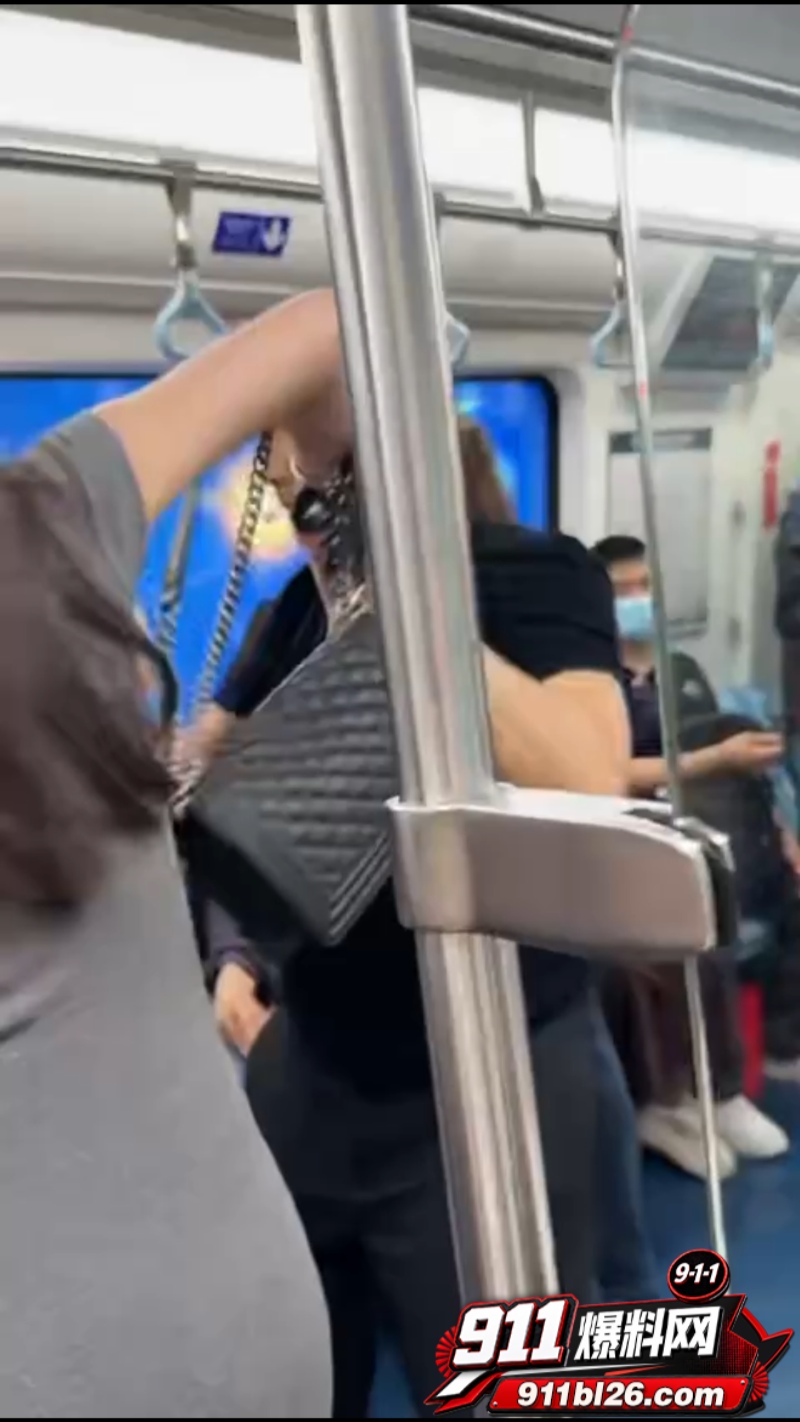 老男人偷拍短裙小仙女被发现 6