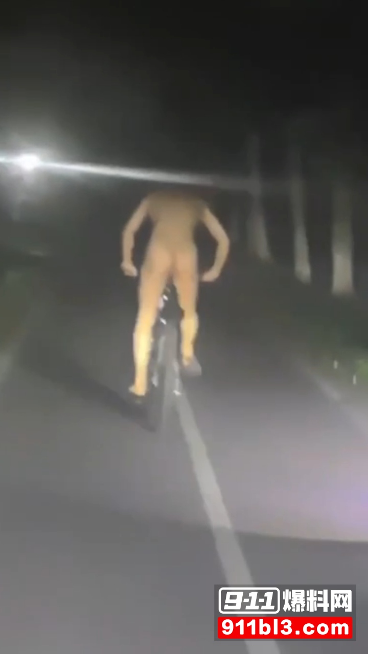 裸男裸奔2