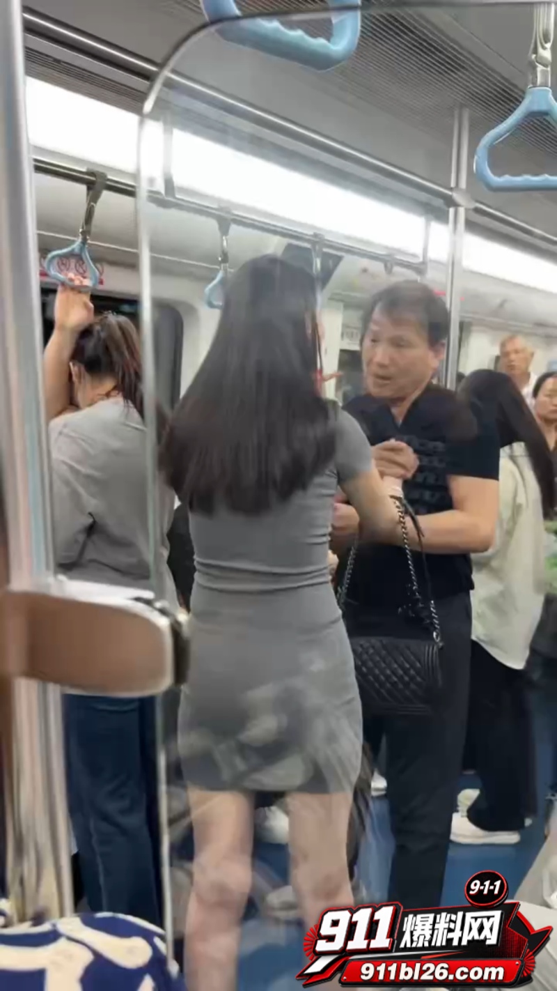 老男人偷拍短裙小仙女被发现 2