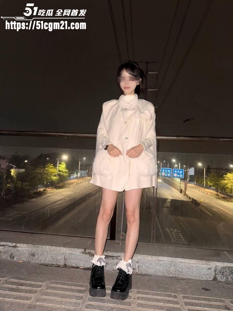 意淫自己妹妹和妹妹天桥做爱01