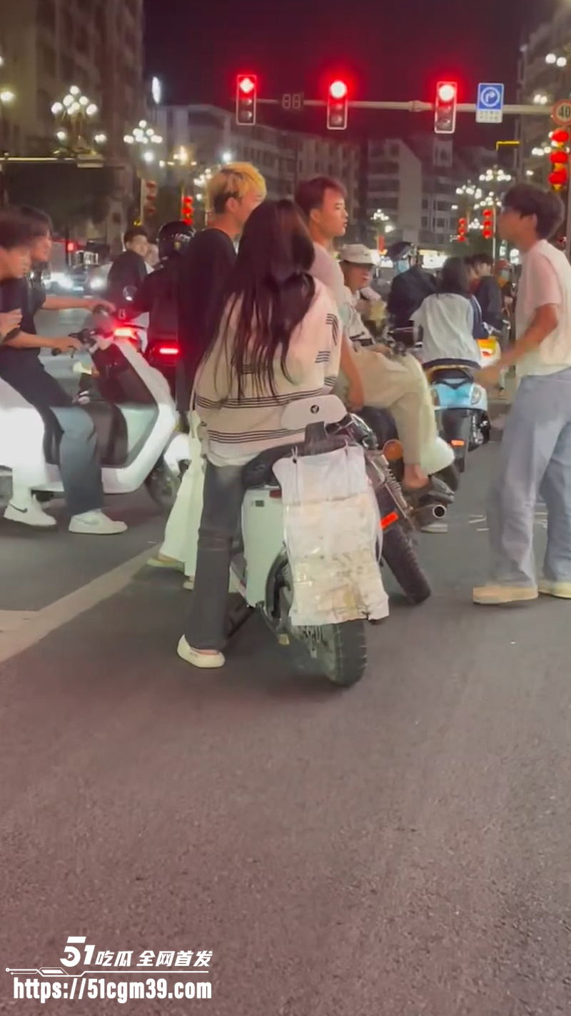广东潮汕 精神小伙街头纠纷 持刀狂砸摩托车 7