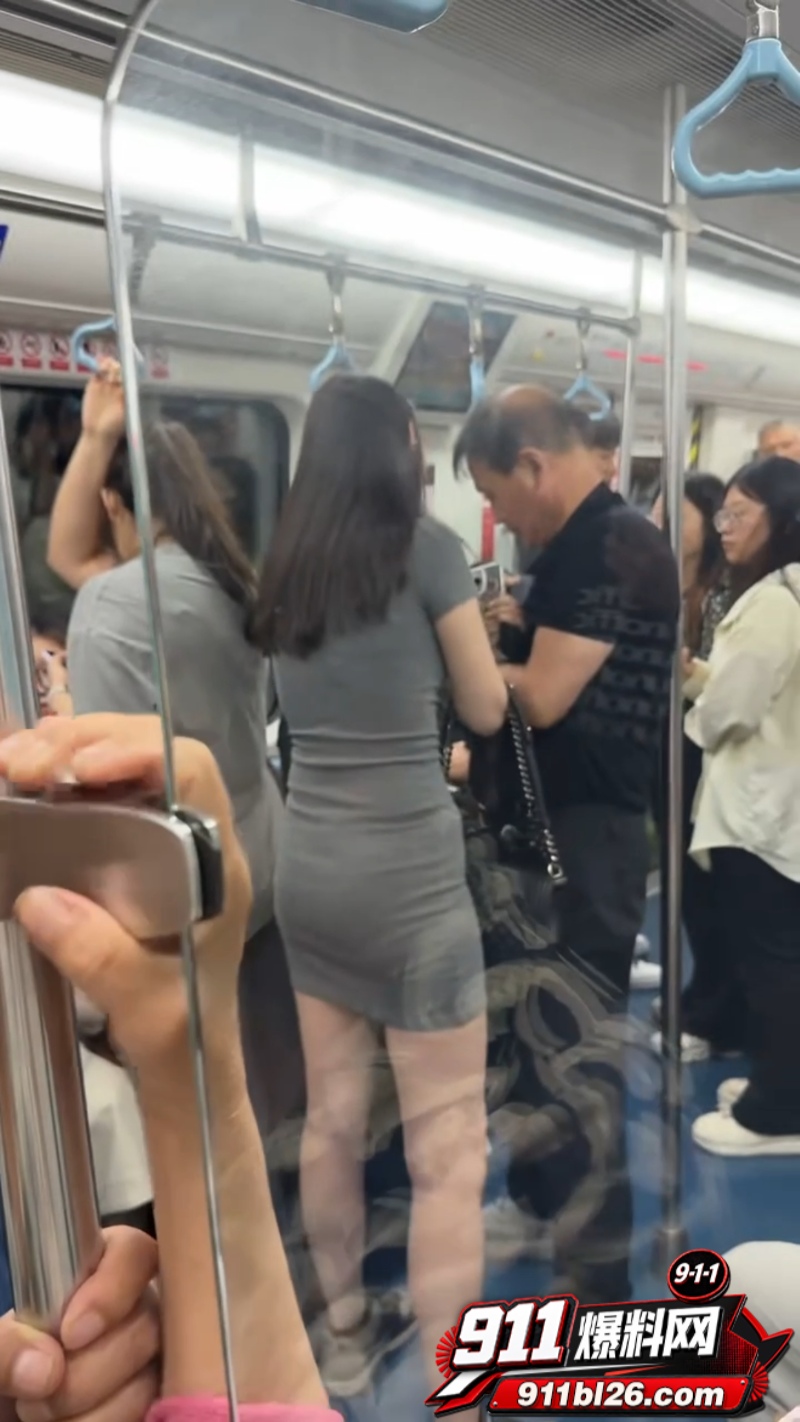老男人偷拍短裙小仙女被发现 3