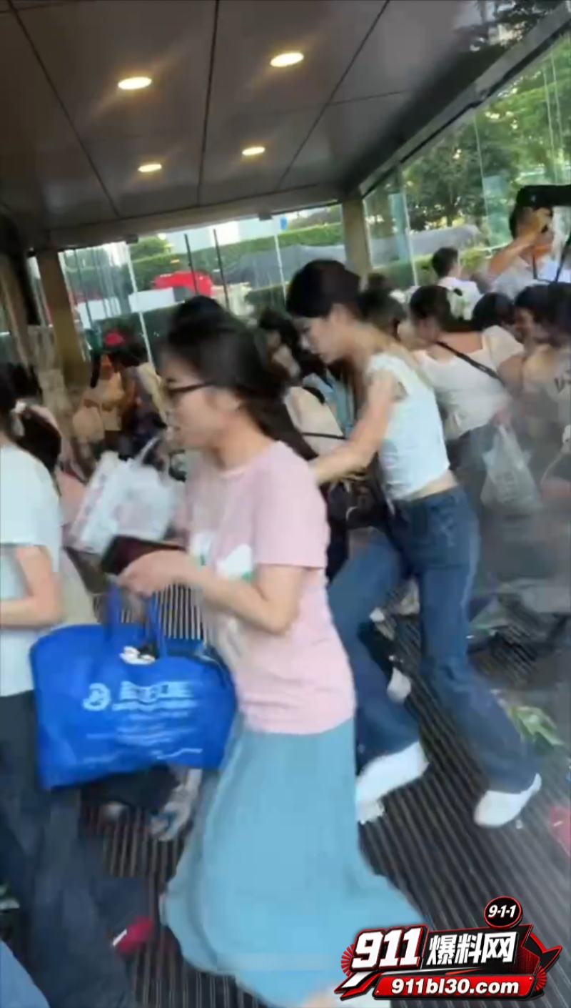 张凌赫狂热女粉丝挤碎玻璃门 2