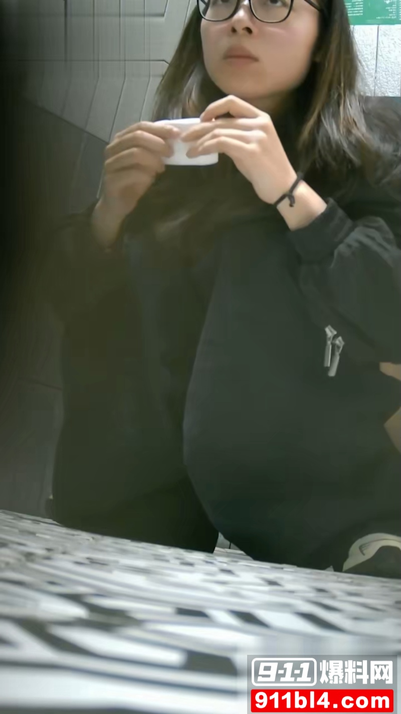 商场女厕偷拍 10